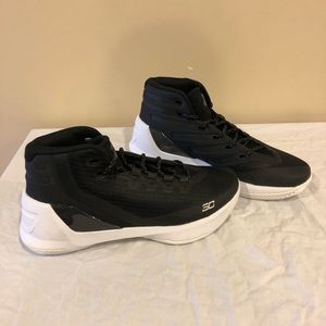 New! Under Armour 1274061-006 Youth Curry 3 7Y